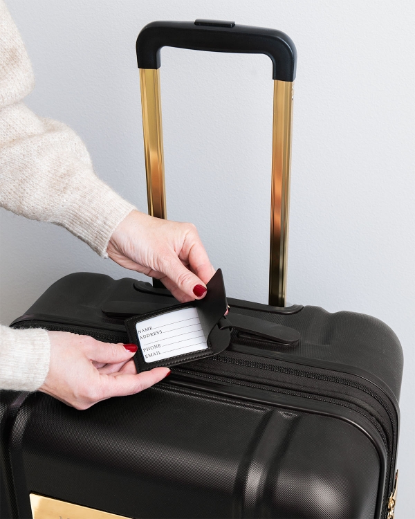 svart bagagelapp med adressuppgifter