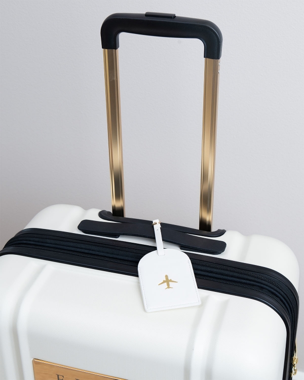 bagagelapp med adressuppgifter i cremefärgat konstläder