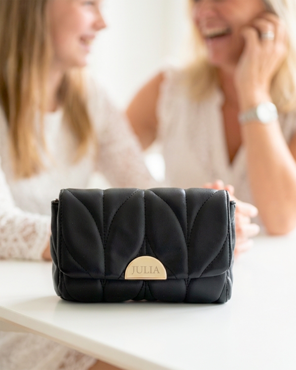 Personligt graverad kuvertväska som konfirmationspresent