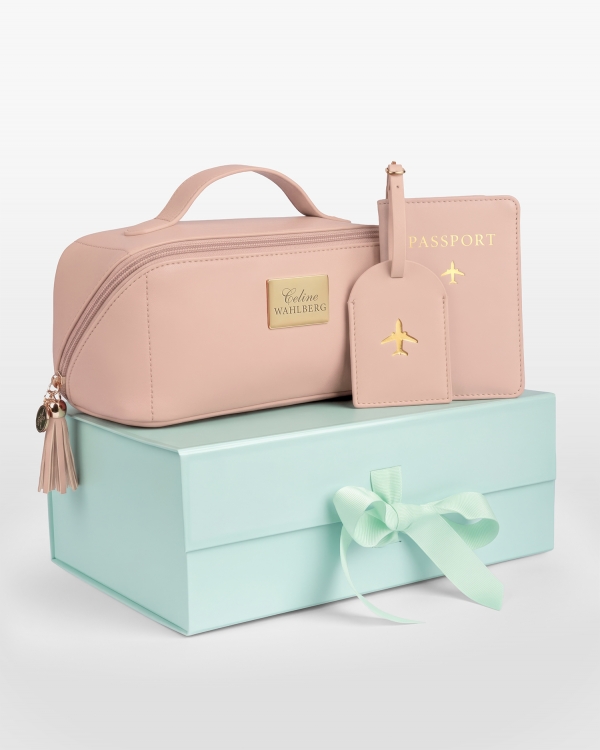 presentset med resenecessär med namn, passfodral och bagagetag i rosa