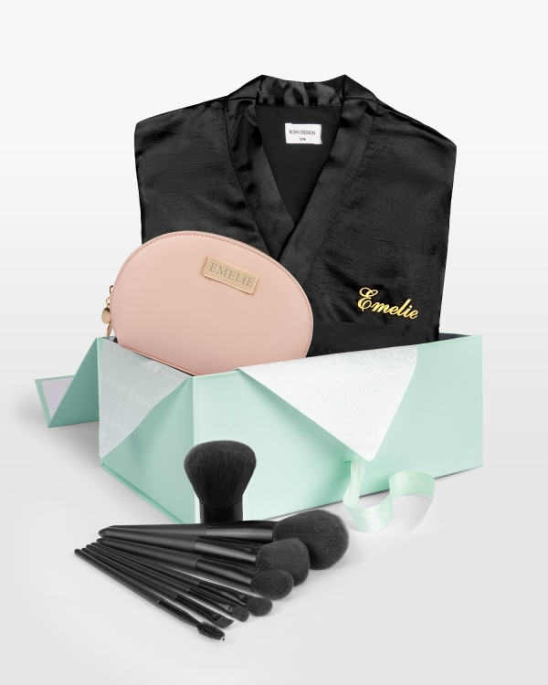 Presentset med satinmorgonrock och necessär märkta med valfritt namn, samt ett set med 8 st sminkborstar