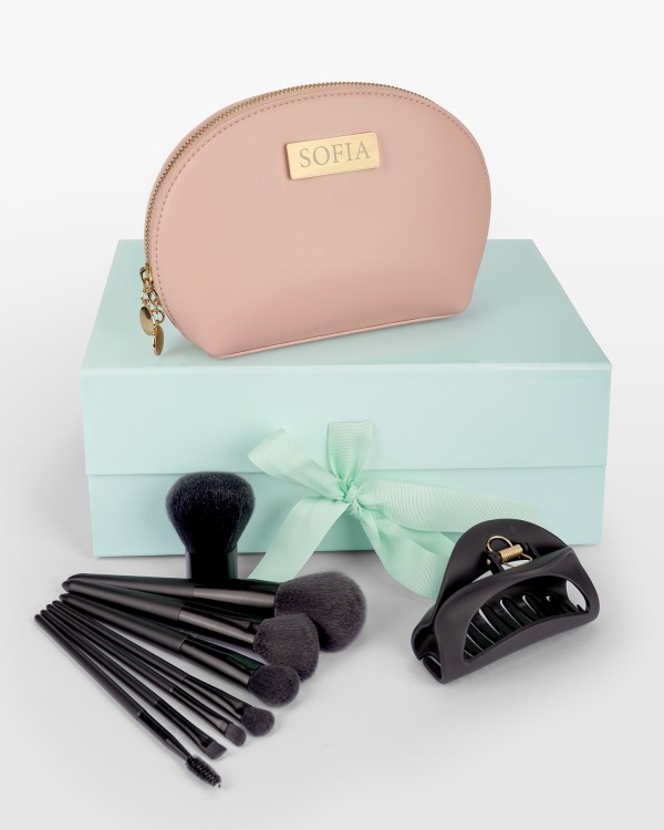 Presentset med personlig necessär med namn och ett set med svarta sminkborstar och en hårklämma