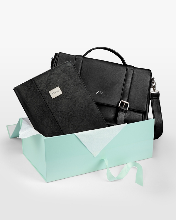 presentset med svart konferensmapp och laptopväska med broderat och graverat namn
