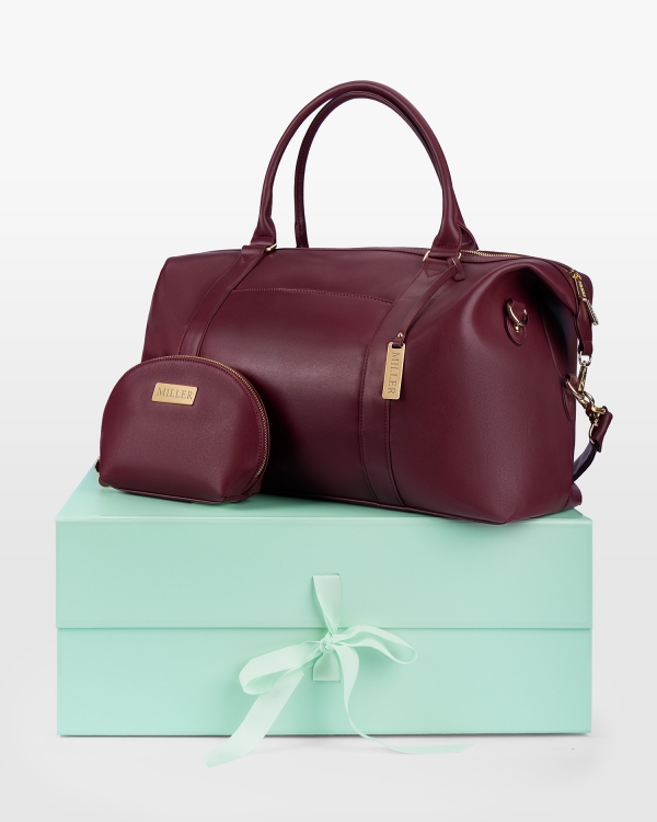 Presentset med vinröd weekendbag och necessär som graveras med valfritt namn