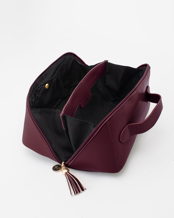 Personlig resenecessär i vinrött med många smarta fack