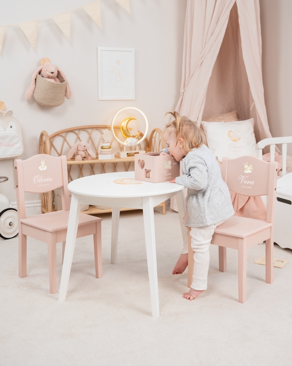 Möbler för barnrummet med namn