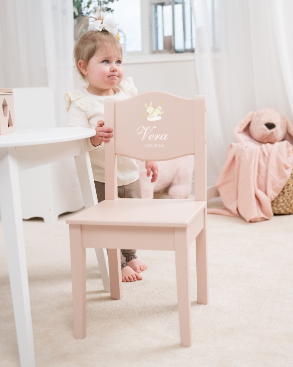 Rosa trästol för barn med namn