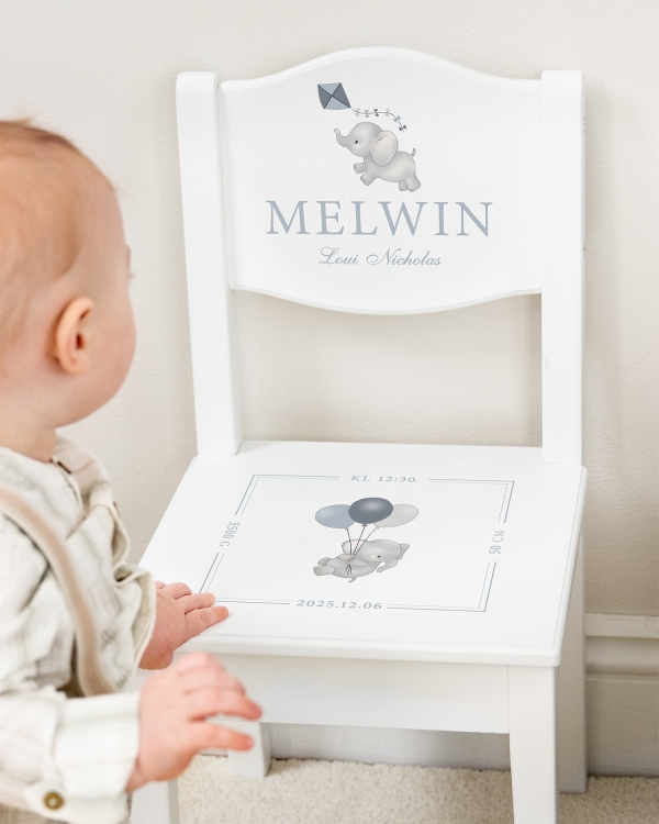 Vit dopstol med personligt tryck och elefantmotiv