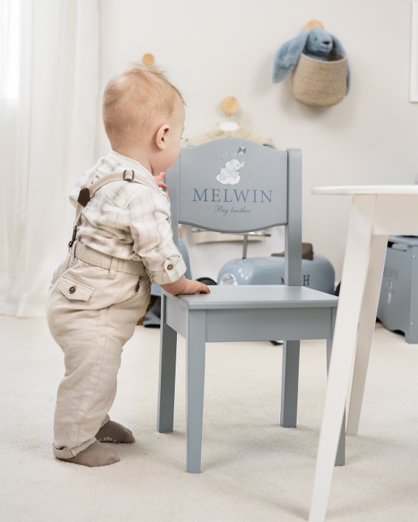 Blå stol med namn och personlig text