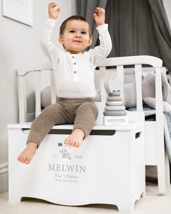 Dopkista med elefantmotiv, namn och datum