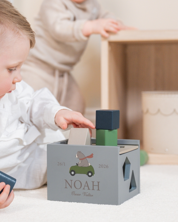 plocklåda med namn och tillhörande klossar