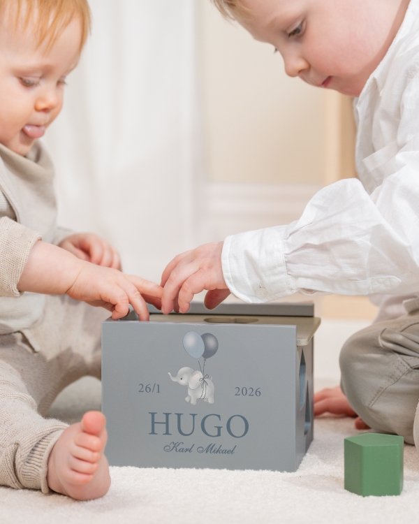 Plocklåda med giraffmotiv, personligt tryckt med namn och datum