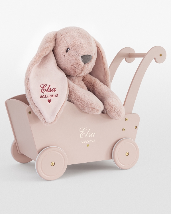 Presentset med dockvagn och stort gosedjur med namn.