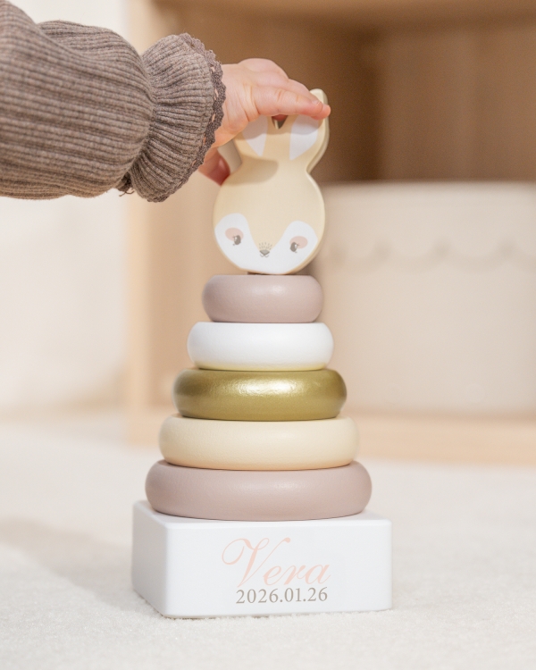 Stapeltorn i form av en kanin för barn, men namn och datum