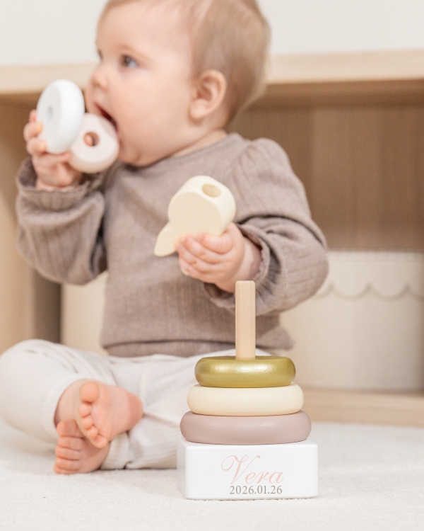 Stapeltorn för småbarn med namn och födelseuppgifter