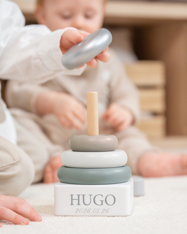 Stapeltorn för småbarn med namn och födelseuppgifter