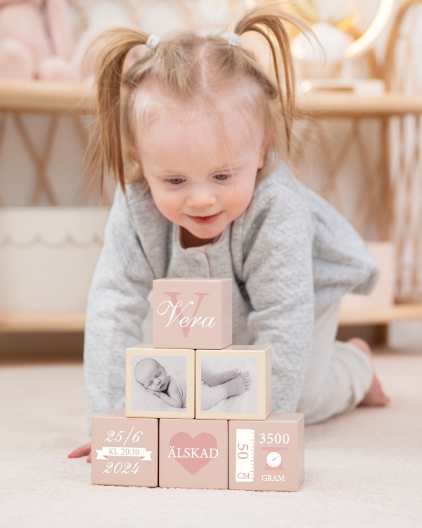 Träklossar med egna bilder och namn