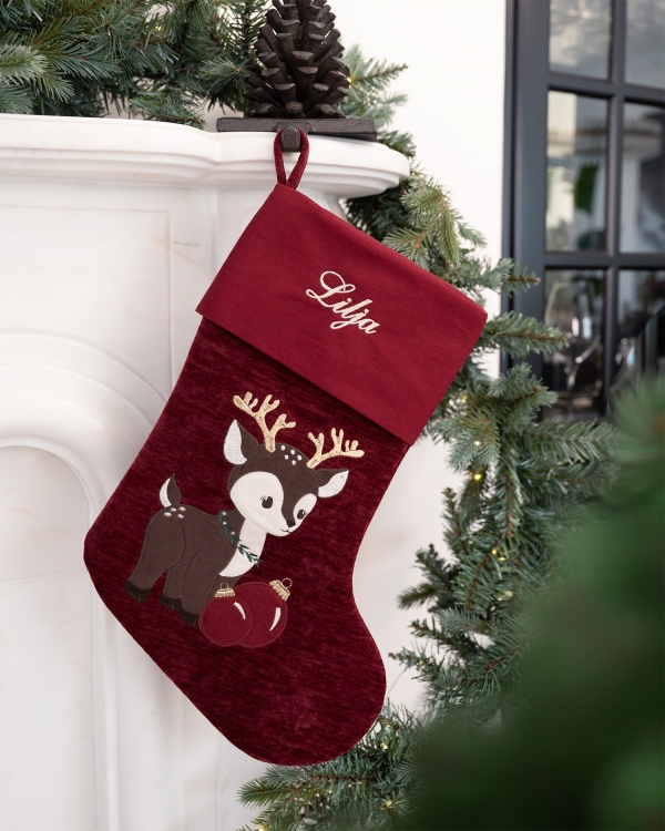 Röd julstrumpa med rådjursmotiv och broderat namn