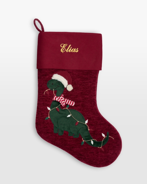 julstrumpa med namn i röd färg och med ett motiv av en dinosaurie