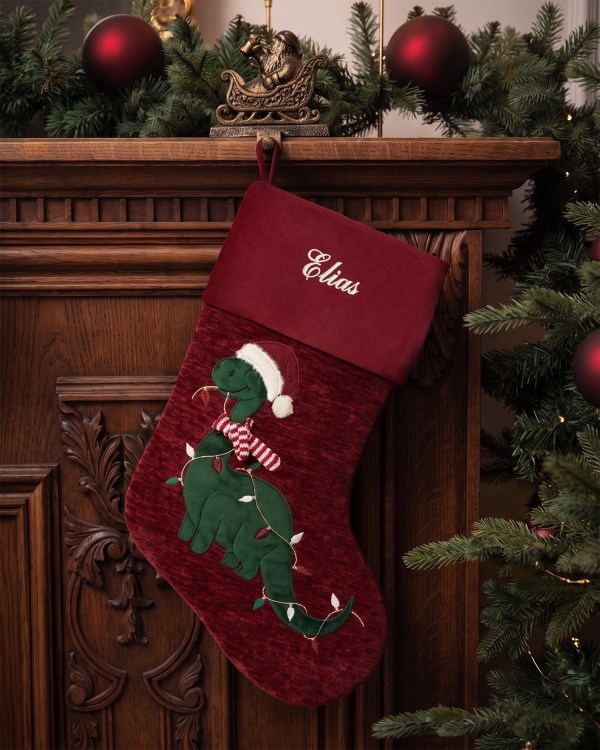 Julstrumpa med broderat namn och ett fint dinosauriemotiv