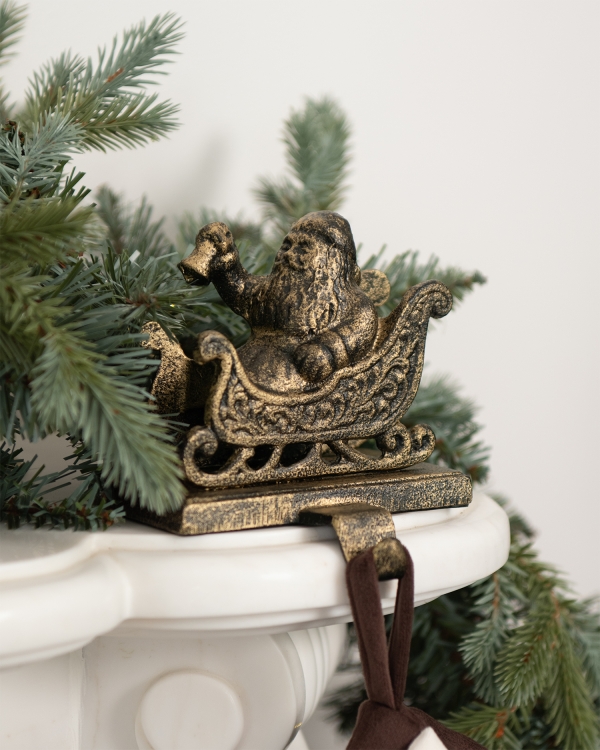 Krok till julstrumpa med motivet av en jultomte med hans släde