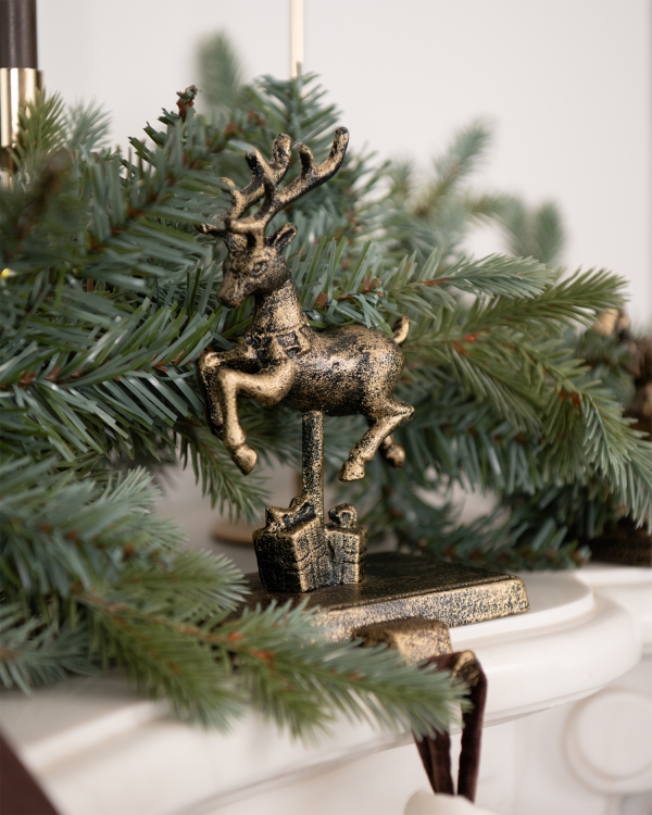 Krok till julstrumpa med motiv av en julren