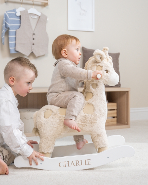 Mjukt och roligt gungdjur med personlig märkning