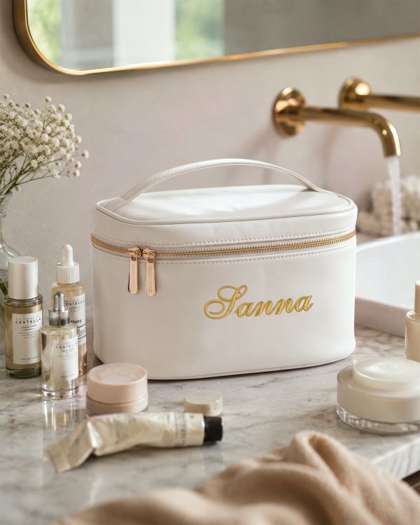 Personlig sminkväska i creme med guldigt namn