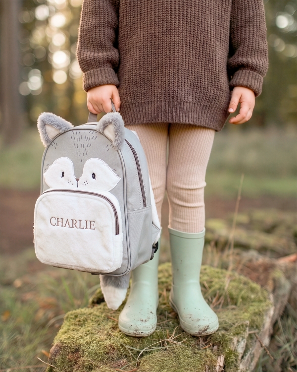 barnryggsäck i form av en räv, med broderat namn