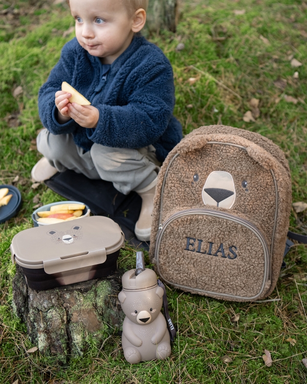 Barnryggsäck med björnmotiv och broderat namn matchat med vattenflaska och matlåda i silikon