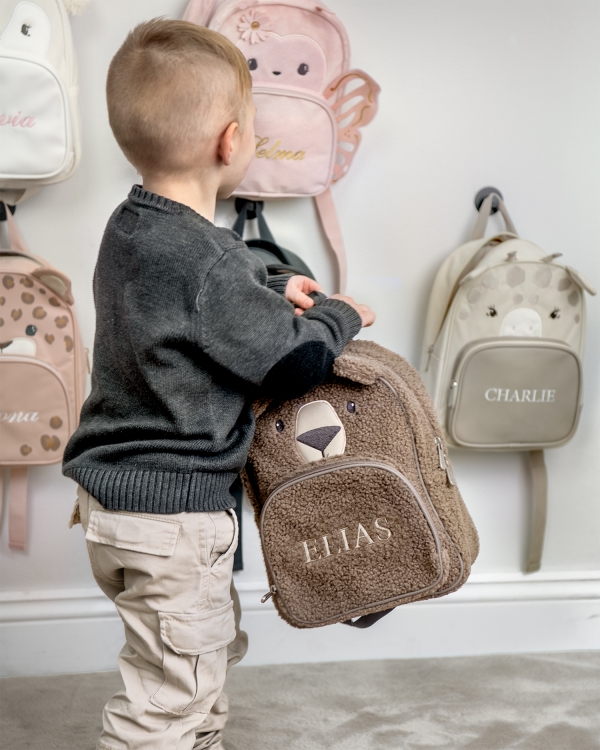 Barnryggsäck i form av en björn, broderad med namn