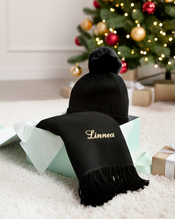 julklappstips till henne med stickad mössa och halsduk som broderas med namn
