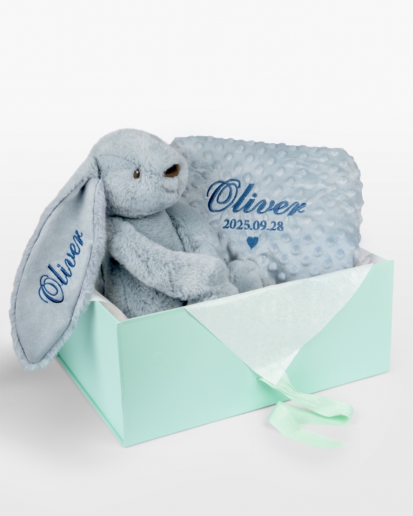Presentset till baby med blå gosedjurskanin och mysig filt med namn och datum brodyr
