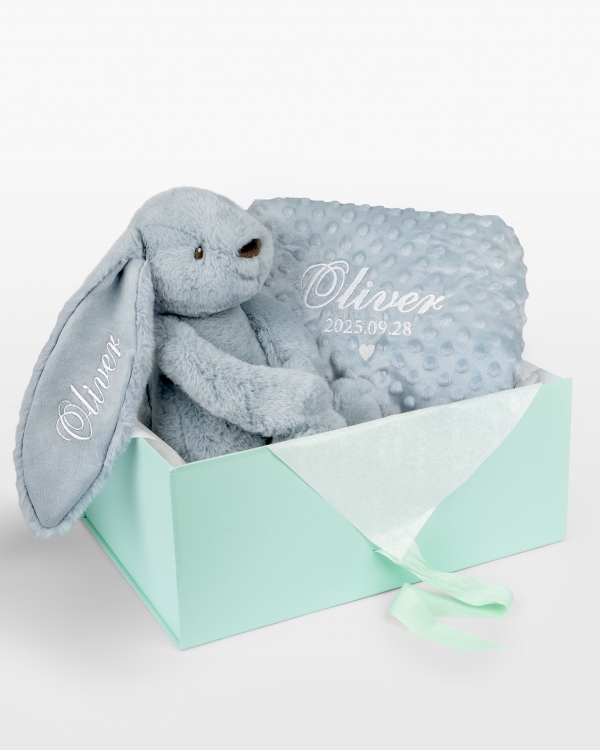 Presentset till baby med blå gosedjurskanin och mysig filt med namn och datum brodyr