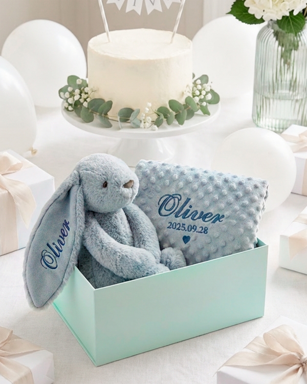 Gulligt set med blå kanin och filt med namn till namngivning