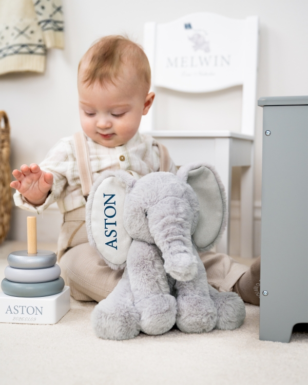 Elefantgosedjur med namn i örat