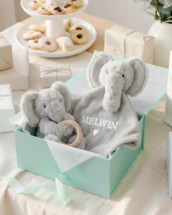 Presentset med snuttefilt och gosedjur med bitring