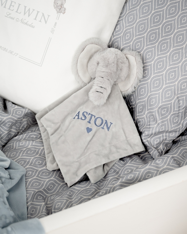 Snutte i form av en elefant med broderat namn