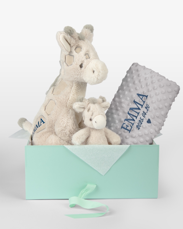 Presentset för barn med skallra, gosedjur och mjuk grå filt med namn