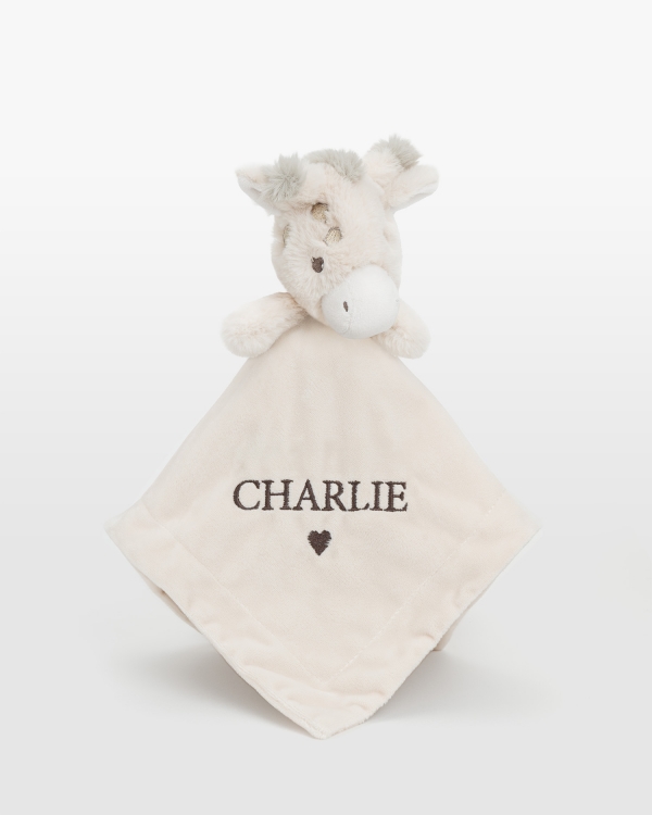 snuttefilt med giraffmotiv och broderat namn