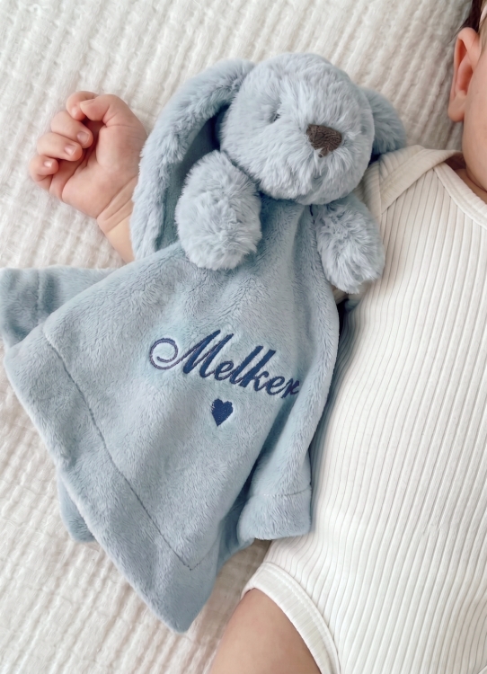 snuttefilt med kaninmotiv som broderas med barnets namn