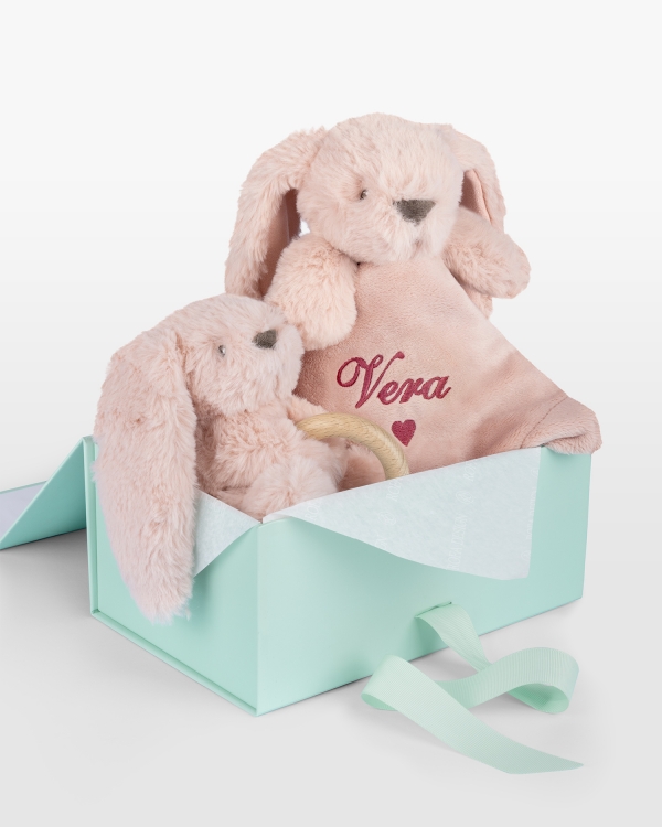 presentset i rosa med snuttefilt med barnets namn samt en gosedjurskanin med bitring i trä