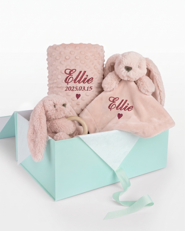 Personligt rosa presentset innehållande en mysig babyfilt och gosig kaninsnuttefilt med broderat namn i rött och gosedjurskanin