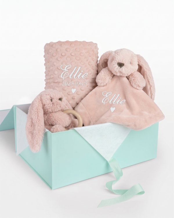 Personligt rosa presentset innehållande en mysig babyfilt och gosig kaninsnuttefilt med broderat namn i vitt och gosedjurskanin
