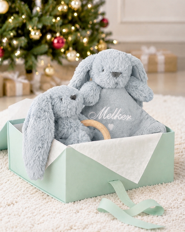 julklappstips till nyfödd med broderad snuttefilt med namn och en gosedjurskanin med bitring
