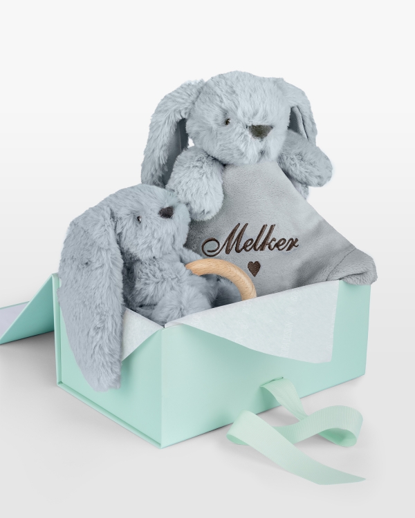 presentbox med snuttefilt broderad med barnets namn samt gosedjurskanin med bitring