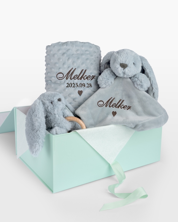 Personligt presentset innehållande en mysig babyfilt och gosig kaninsnuttefilt med broderat namn i brunt och gosedjurskanin med