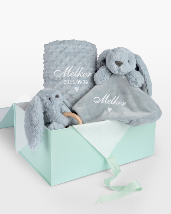Personligt presentset innehållande en mysig babyfilt och gosig kaninsnuttefilt med broderat namn i vitt och gosedjurskanin med b