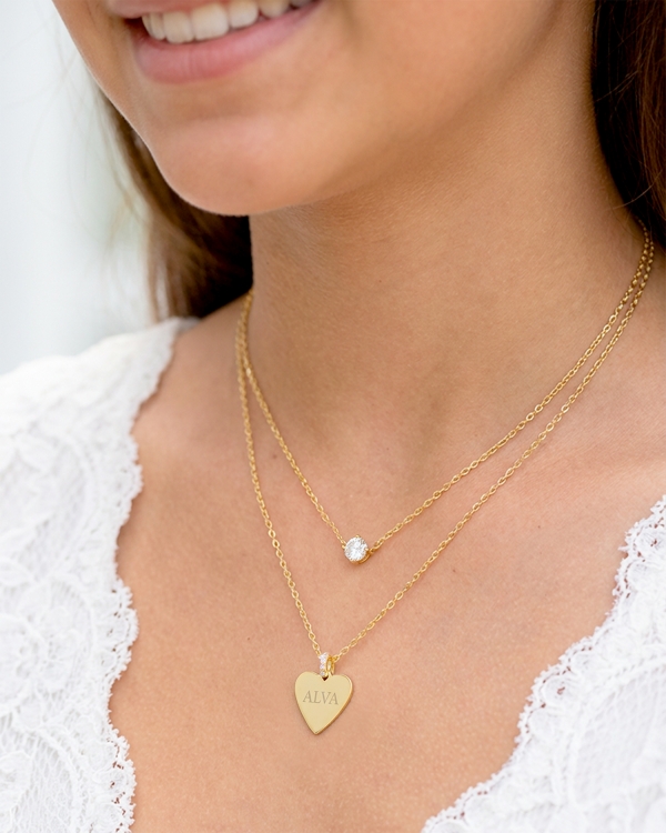 ge henne ett personligt graverat guldhalsband