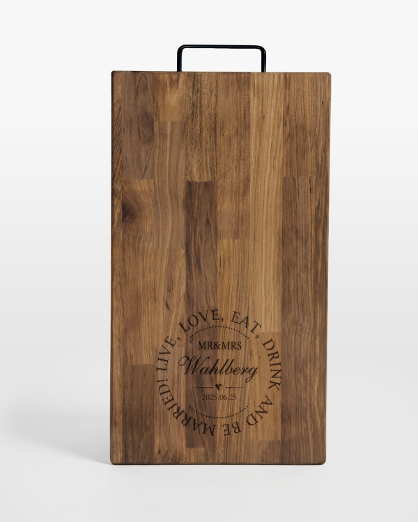Skärbräda i valnöt med bröllopstema